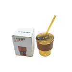 An amber glass cup with a straw and a brown sleeve stands next to its white product box with Chinese text.