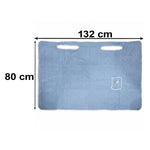 Flat lay of a light blue bath towel wrap with two armholes and a pocket, showing dimensions of 132 cm by 80 cm.