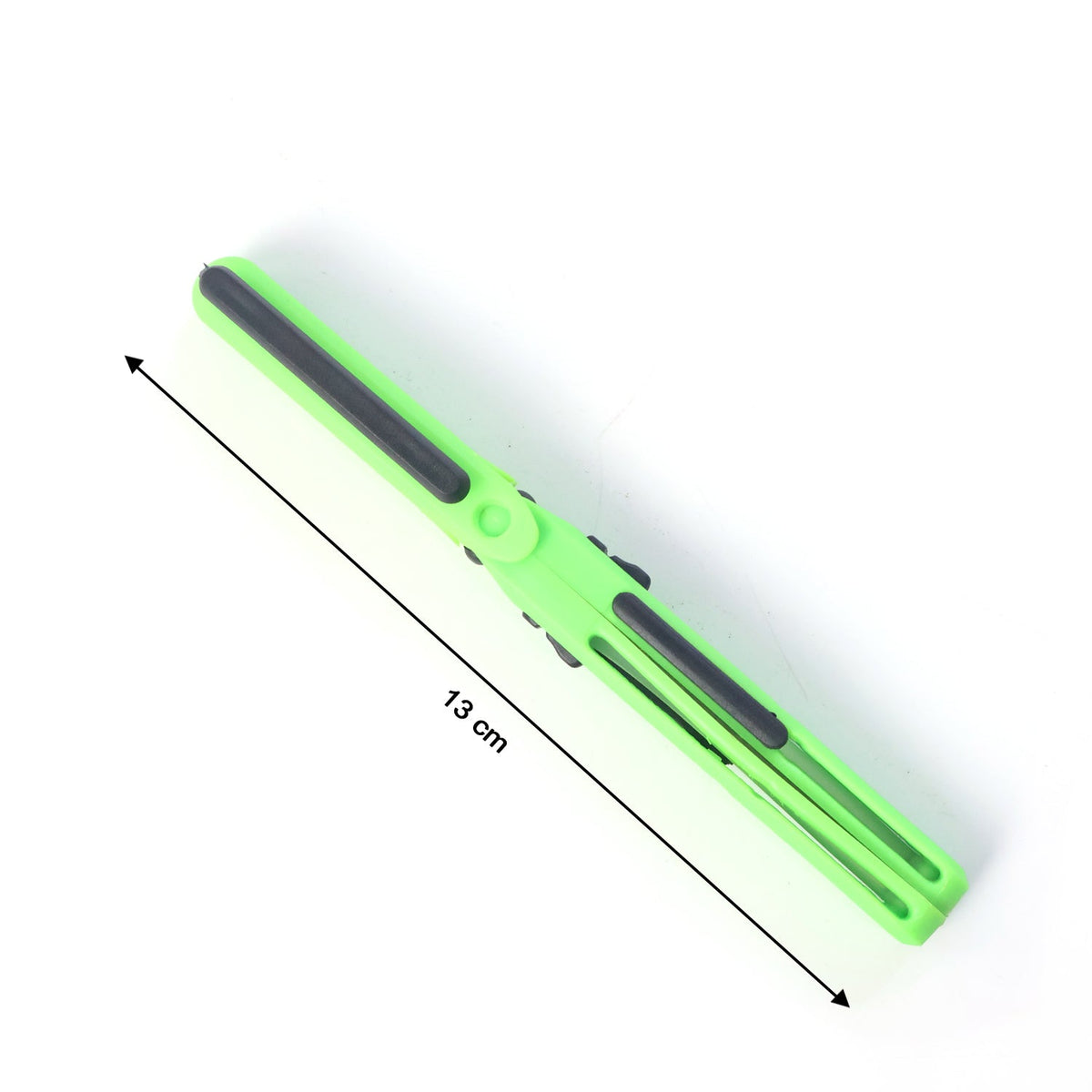 The closed green pen-shaped safety cutter is measured at 13 cm in length on a white background.