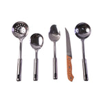 A stainless steel slotted spoon with a silver handle is displayed with its length and width dimensions in centimeters.